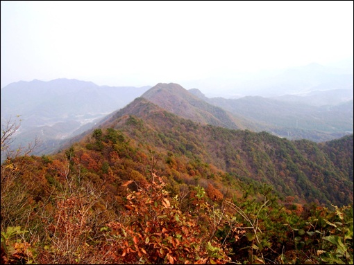 해발 586m 식장산 정상에서 바라본 능선풍경 